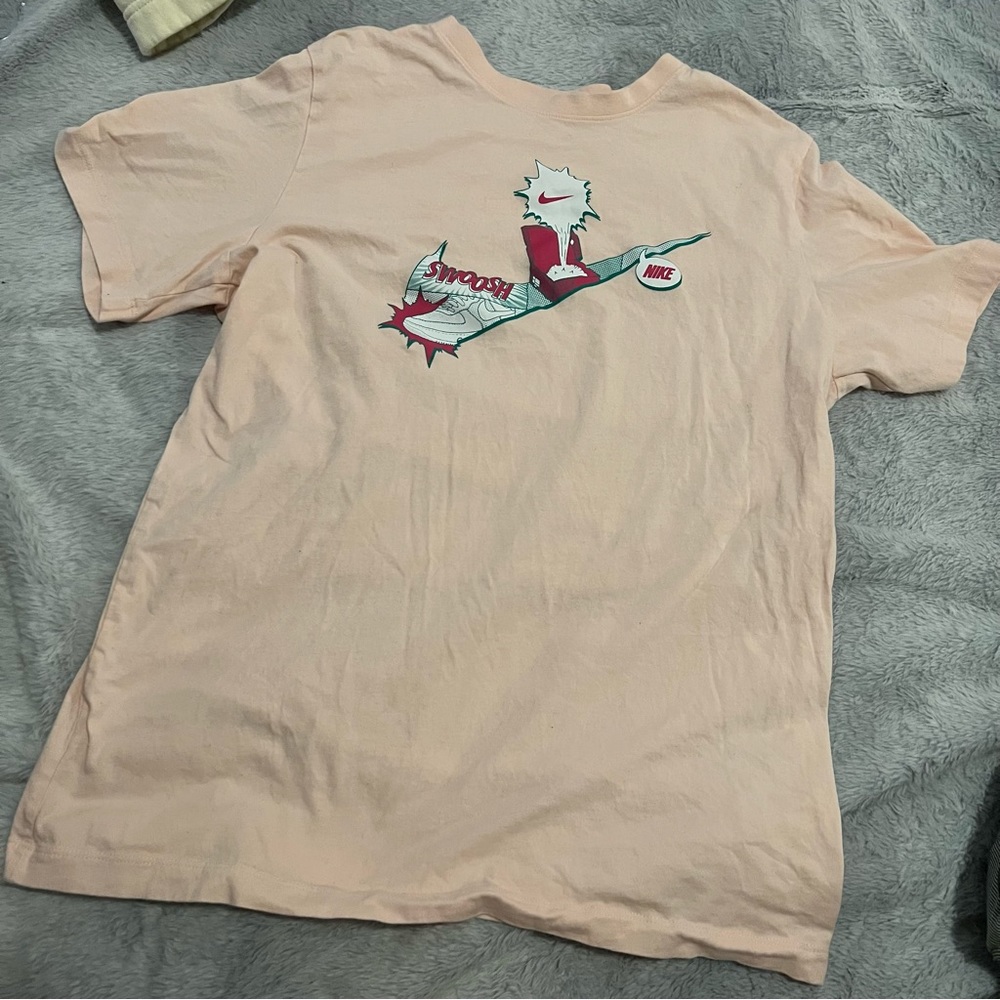 Men’s light pink Nike tee